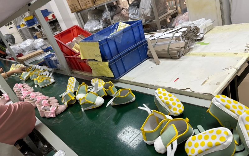 Nhập giày dép trẻ em Trung Quốc